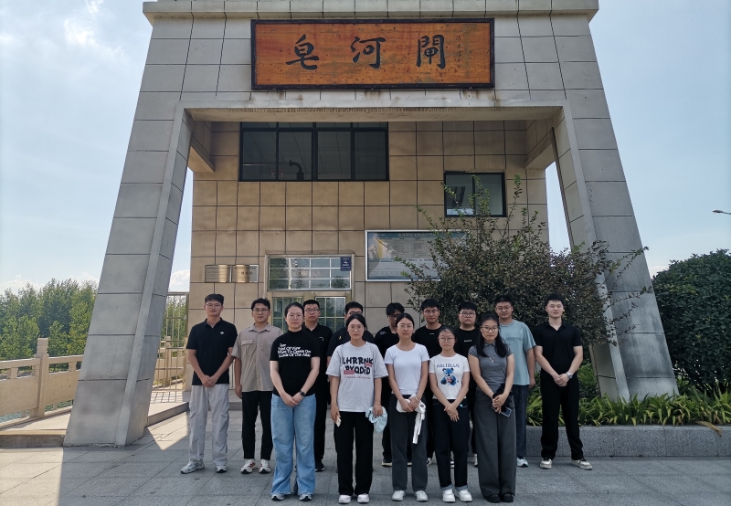 与水利工程合影.jpg